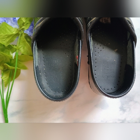 Sanita Zebra Print Clogs Size 6 - Picture 2 of 5